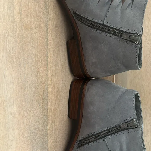 NAOT Women's Leveche Feathery Blue Nubuck/Shiitake Nubuck Ankle Boot 5